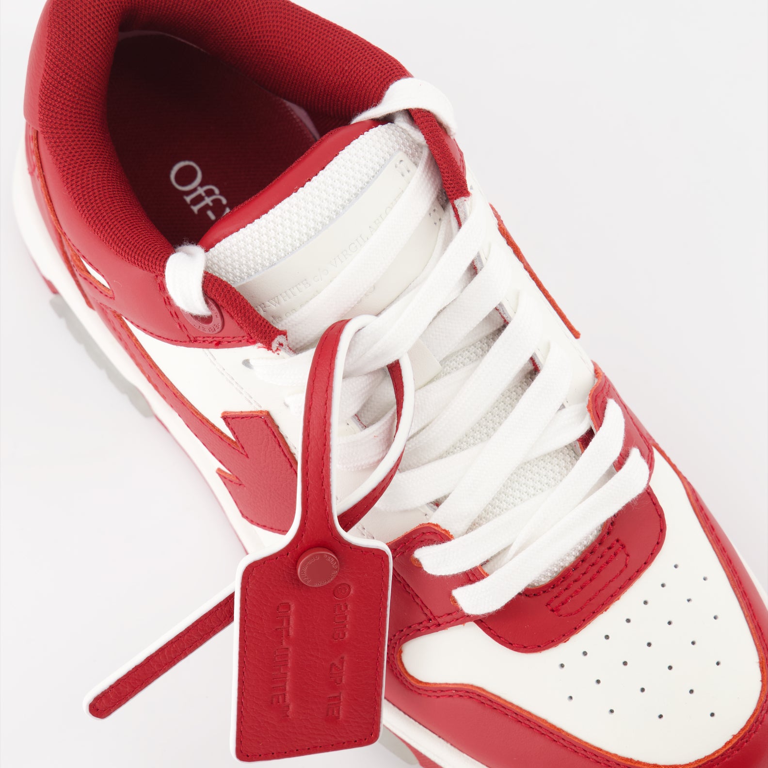 スニーカー 外出中のスニーカー Off-White 赤 女性