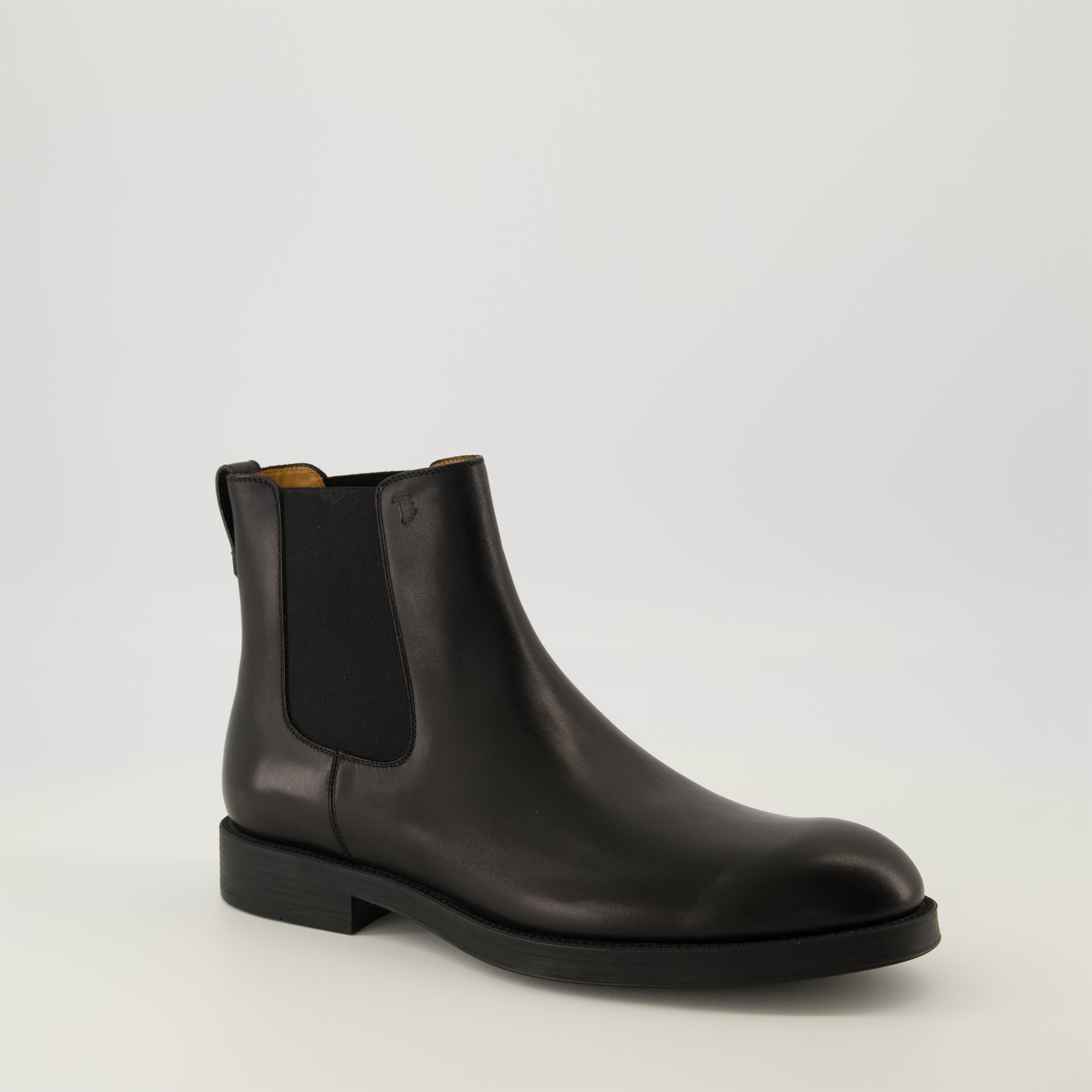 Image de l'article Bottines en cuir de la marque Tod's pour Homme - Saison Automne-Hiver 2025 - Vue trois quarts avant droite