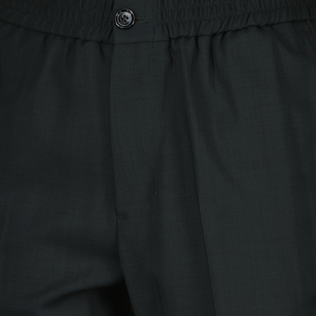 Imagem da calça preta da marca Ami PARIS para Homem - Temporada Outono-Inverno 2025 - Vista Detalhada_2