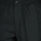 Bild der schwarzen Hose der Marke Ami PARIS für Herren - Herbst-Winter-Saison 2025 - Detaillierte Ansicht_2