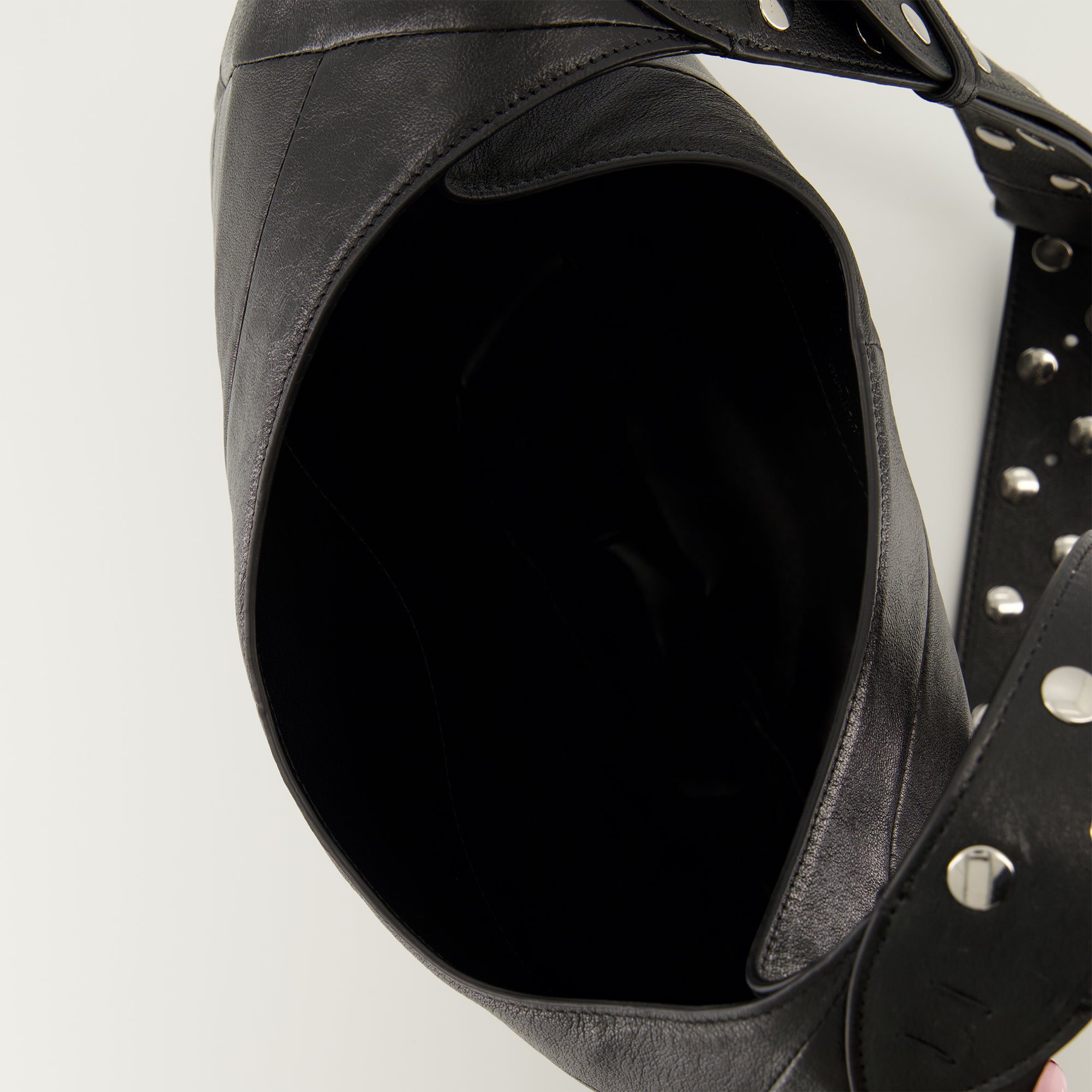 Image de l'article Sac Hoboho de la marque Valentino Garavani pour Femme - Saison Automne-Hiver 2025 - Vue détaillée_2