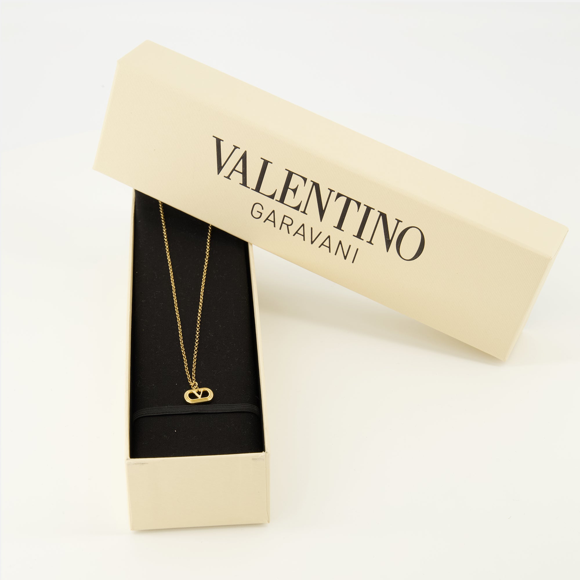 Image of the article VLogo Signature Necklace by Valentino Garavani for Women - Fall-Winter 2025 - Detailed View_2
