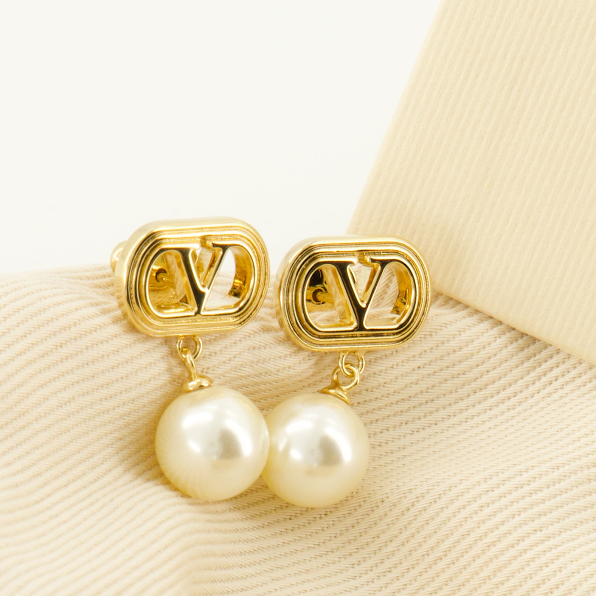 Image of the article VLogo pearl earrings by Valentino Garavani for Women - Autumn-Winter 2025 - Detailed View_2