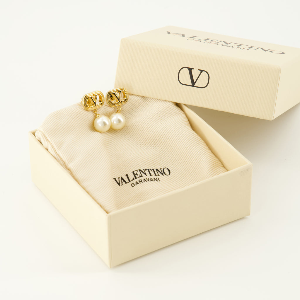 Image de l'article Boucles d'oreilles VLogo à perles de la marque Valentino Garavani pour Femme - Saison Automne-Hiver 2025 - Vue détaillée_3