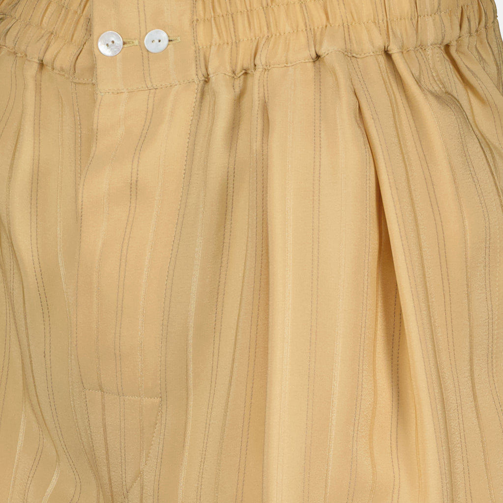 Imagem do short de pijama em seda bege da marca Saint Laurent para Homem - Temporada Primavera-Verão 2026 - Vista Detalhada 2