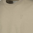 Immagine dell'articolo T-shirt beige AMI a cuore in cotone del marchio Ami PARIS per Unisex - Stagione Primavera-Estate 2026 - Vista Dettagliata_1