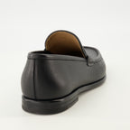 Bild der schwarzen Lederloafers von Ferragamo für Herren - Frühjahr-Sommer 2026 - Rückansicht