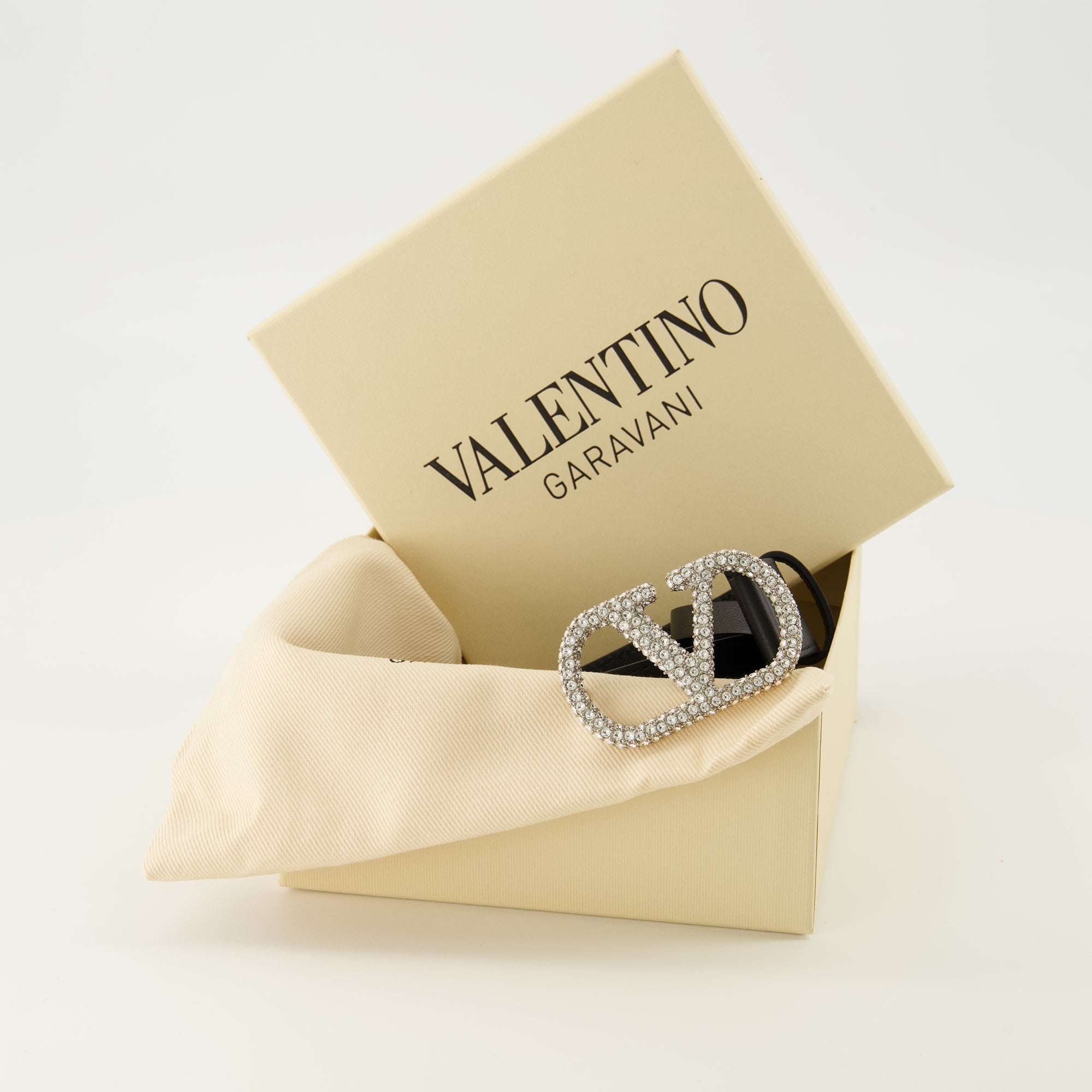 バレンティノ・ガラヴァーニの女性用30mmスワロフスキー®クリスタル付きブラックVLogoベルトの画像 - 2026年春夏 - 詳細ビュー_3