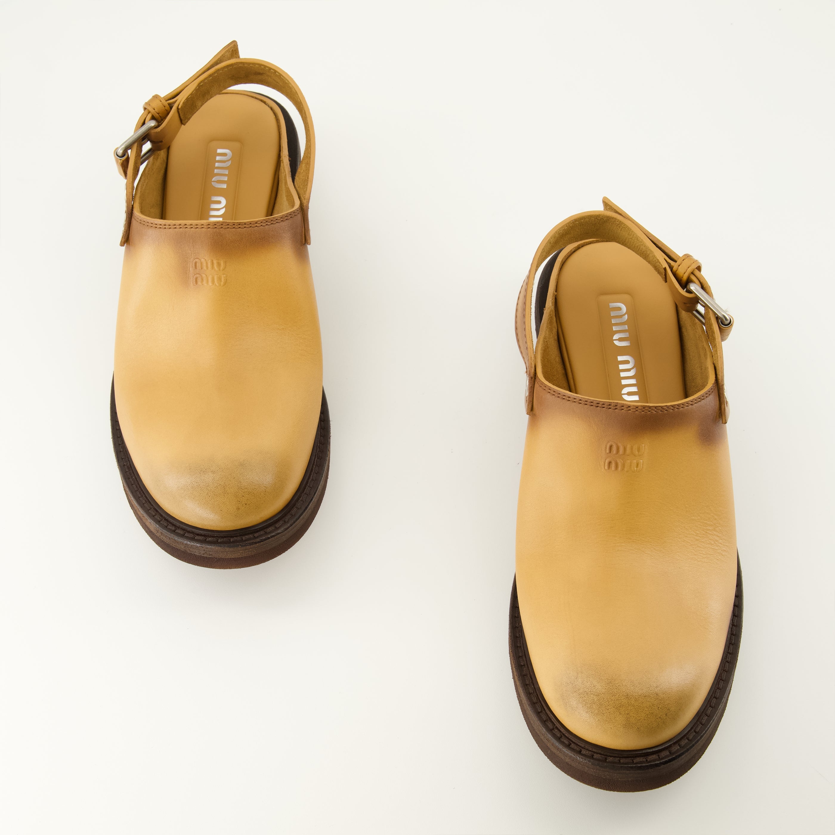 Chaussures ouvertes Mules en cuir Foule Miu Miu Marron Femme