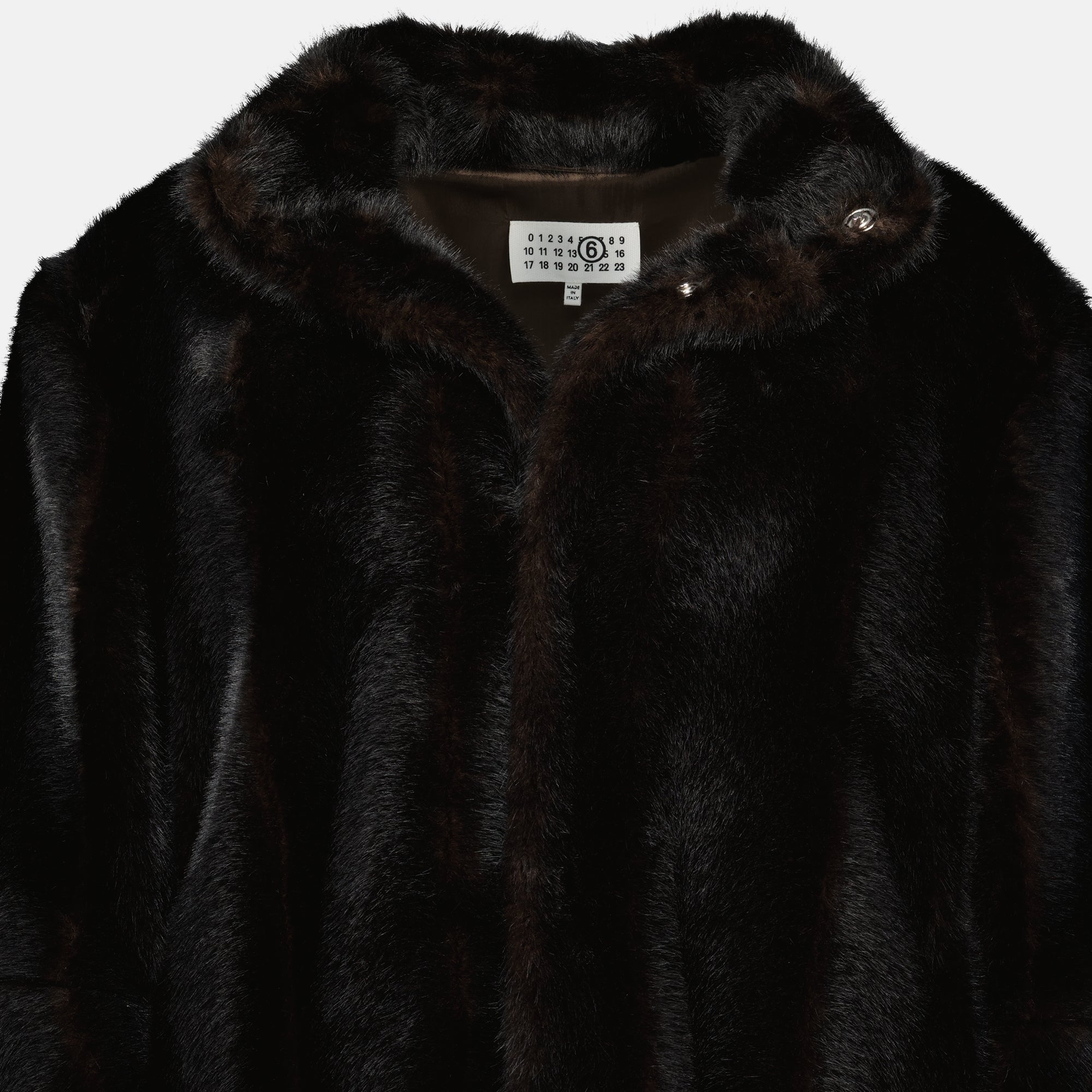 브랜드 Mm6의 여성용 검은색 인조 모피 재킷 이미지 - 2025년 가을-겨울 시즌 - 상세 보기 2