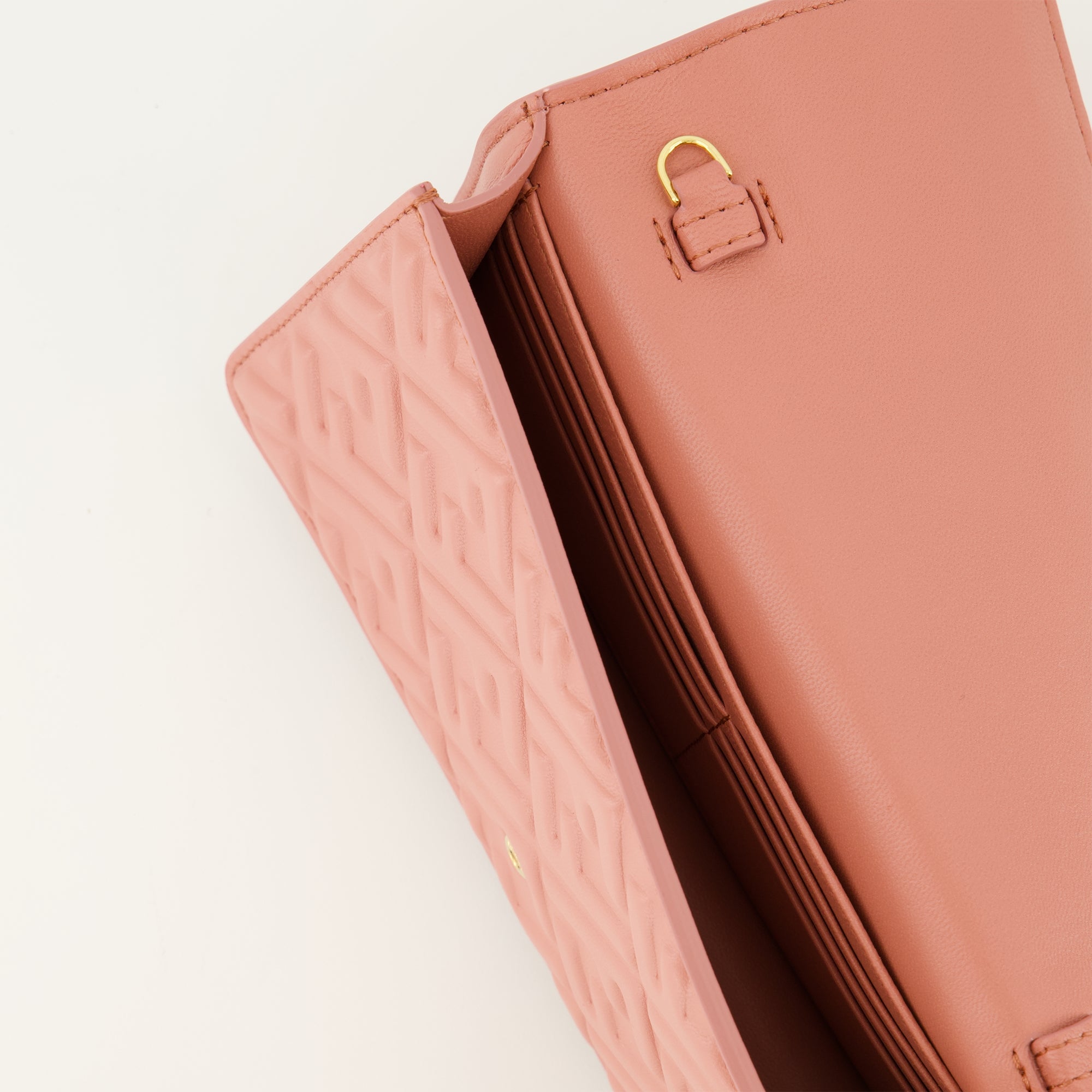Image of the Fendi Women's Baguette Wallet with pink chain - Fall-Winter 2025 - Detailed view_3