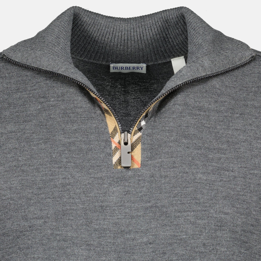 Immagine del maglione grigio in lana con zip da uomo di Burberry - Primavera-Estate 2026 - Vista Dettagliata 2