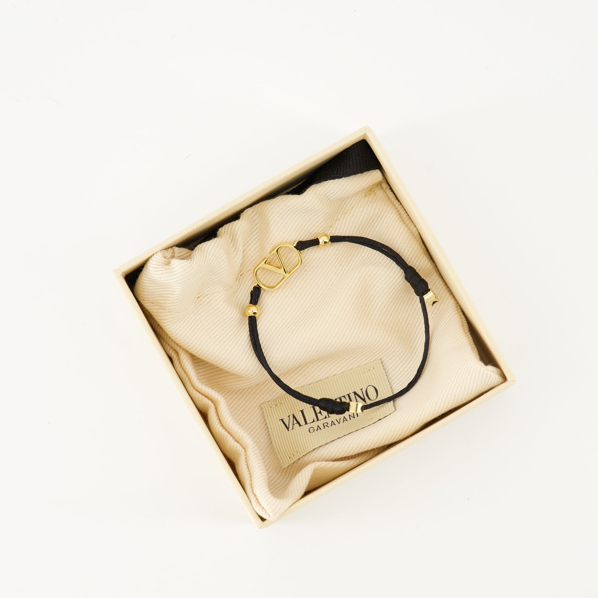 Image of the black Vlogo bracelet from the brand Valentino Garavani for Women - Spring-Summer 2026 - Detailed View 3