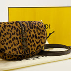 Image de l'article Pochette Fendigraphy imprimé léopard marron de la marque Fendi pour Femme - Saison Automne-Hiver 2025 - Vue détaillée_2