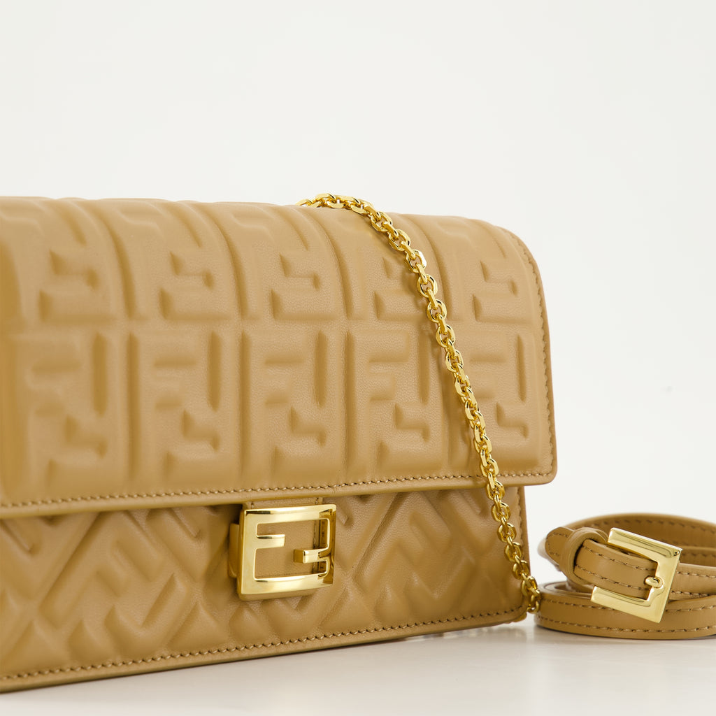 クロスボディバッグ Portefeuille en cuir à chaîne Fendi 茶色 Femme