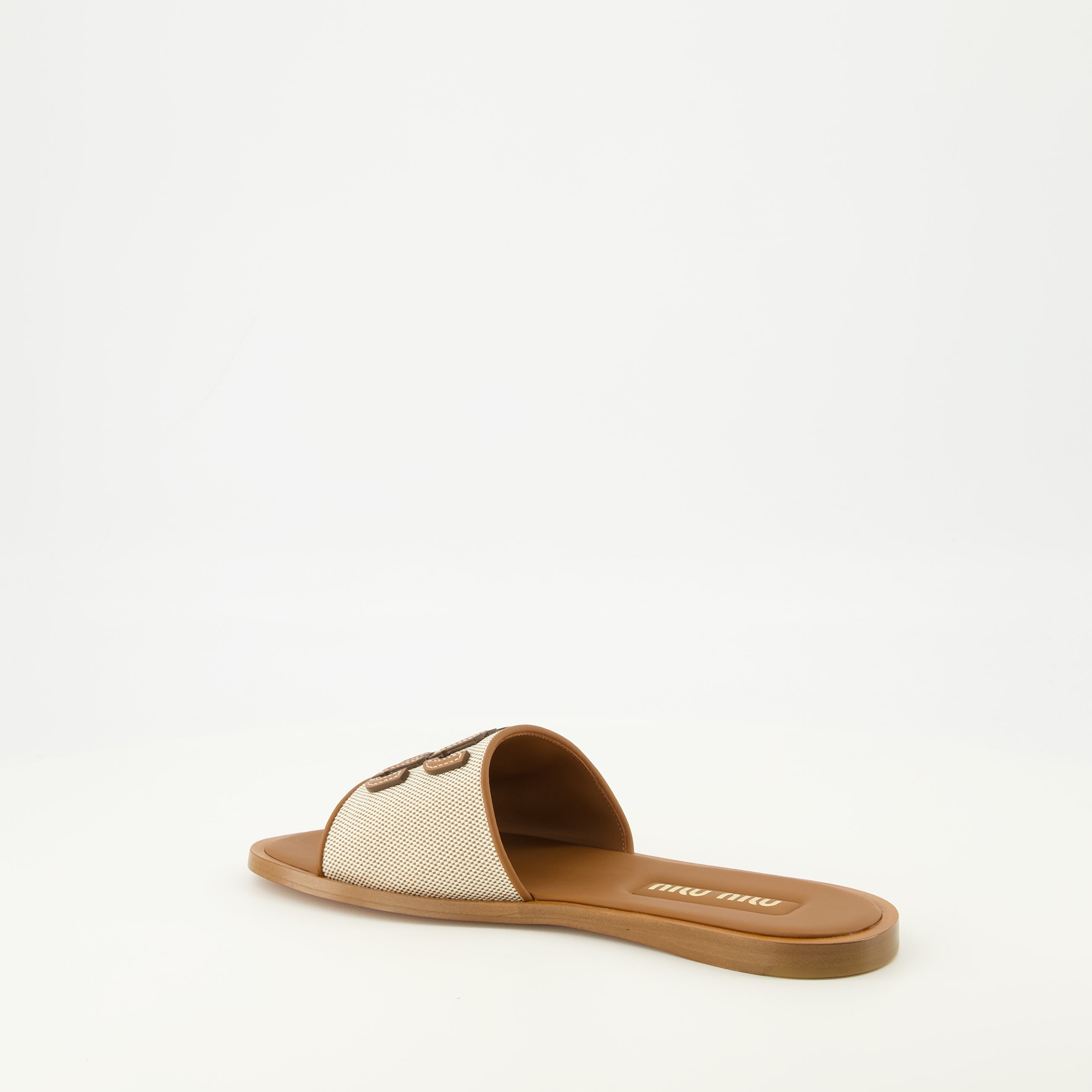 Image de l'article Mules en toile et cuir marron de la marque Miu Miu pour Femme - Saison Printemps-Été 2026 - Vue trois quarts arrière droite