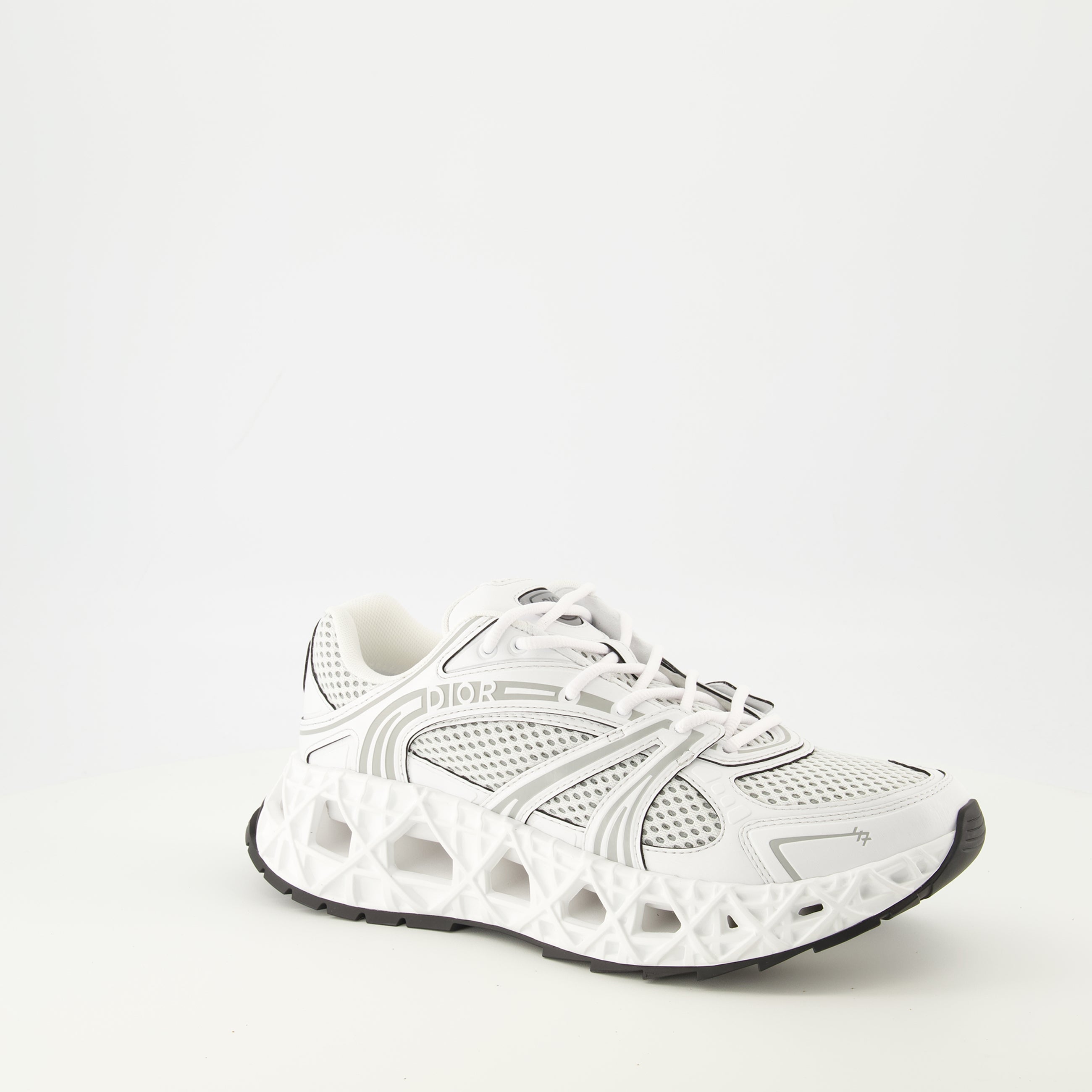 Bild des Dior B35 weißen Sneakers für Herren - Frühjahr-Sommer 2026 - Drei-Viertel-Ansicht von vorne rechts