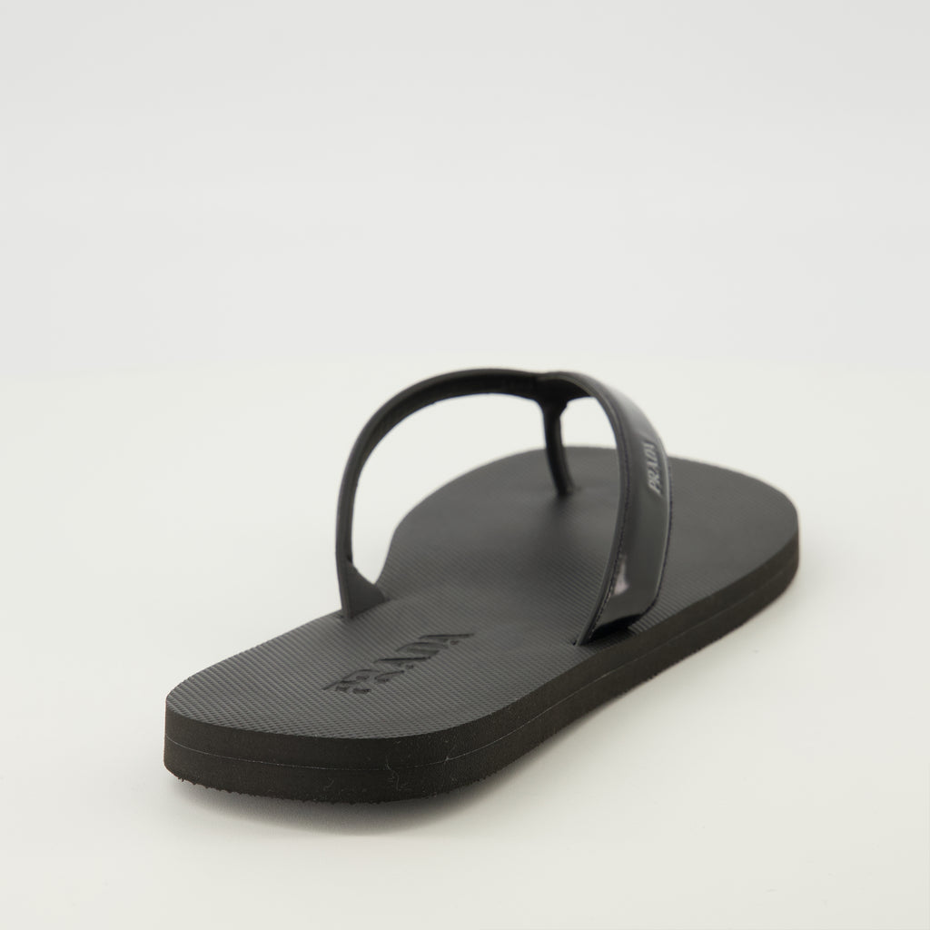 Bild des Artikels Schwarze, gebürstete Lederflip-Flops von Prada für Männer - Frühling-Sommer 2026 - Rückansicht