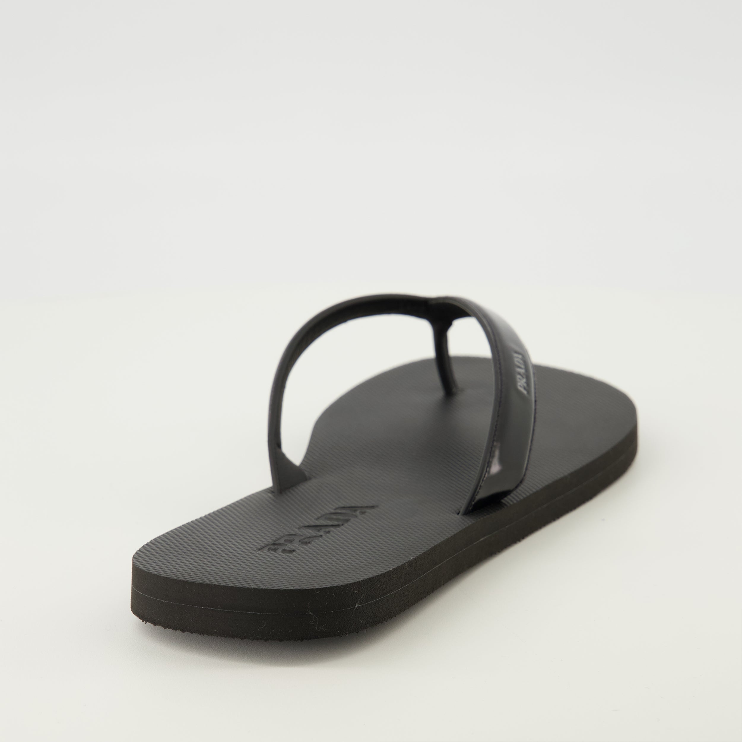 Image de l'article Tongs noires en cuir brossé de la marque Prada pour Homme - Saison Printemps-Été 2026 - Vue arrière