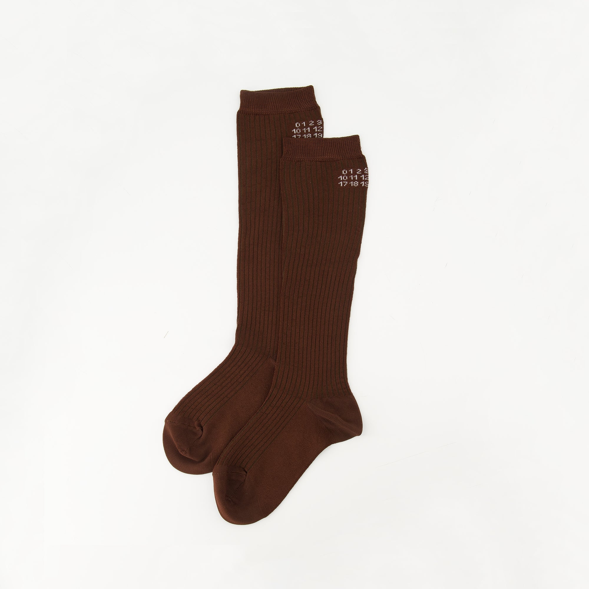 Image de l'article Chaussettes Numeric de la marque Mm6 pour Femme - Saison Automne-Hiver 2025 - Vue trois quarts arrière droite