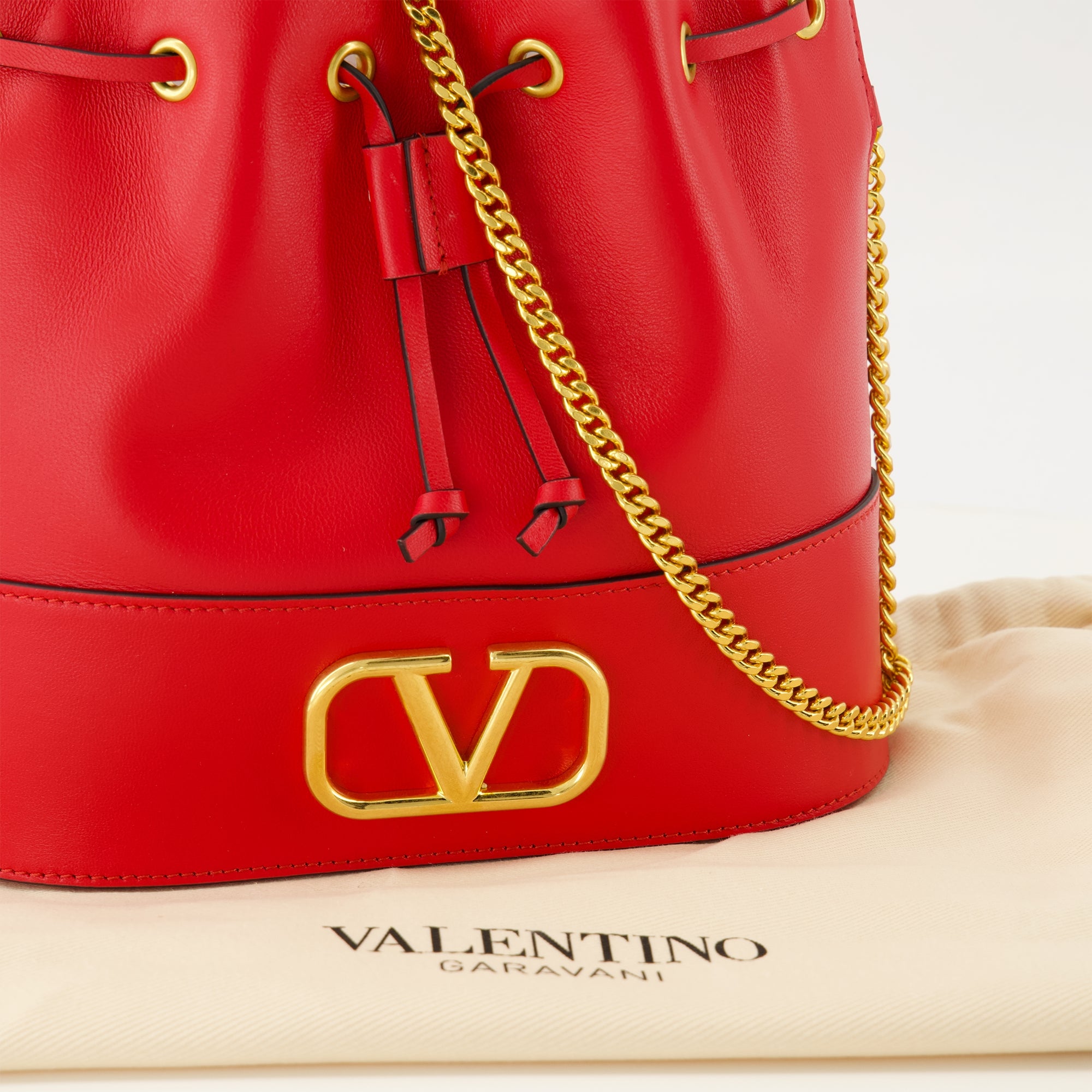 Image de l'article Mini sac seau rouge de la marque Valentino Garavani pour Femme - Saison Printemps-Été 2026 - Vue détaillée_2