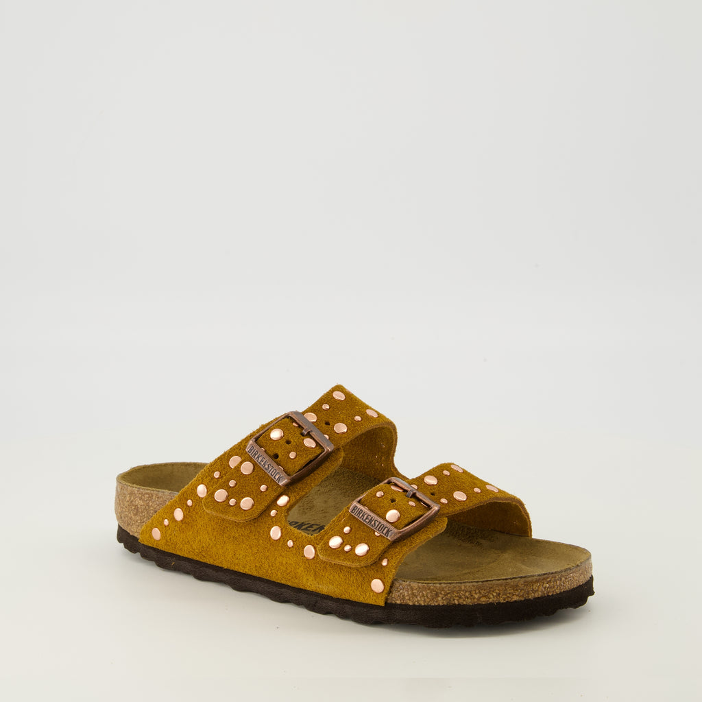Imagem das Sandálias Arizona Rivet marrons da marca Birkenstock para Mulheres - Temporada Primavera-Verão 2026 - Vista três quartos frontal direita