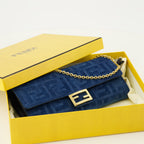 Immagine del portafoglio Baguette con catena blu navy del marchio Fendi per Donna - Collezione Primavera-Estate 2026 - Vista Dettagliata_2