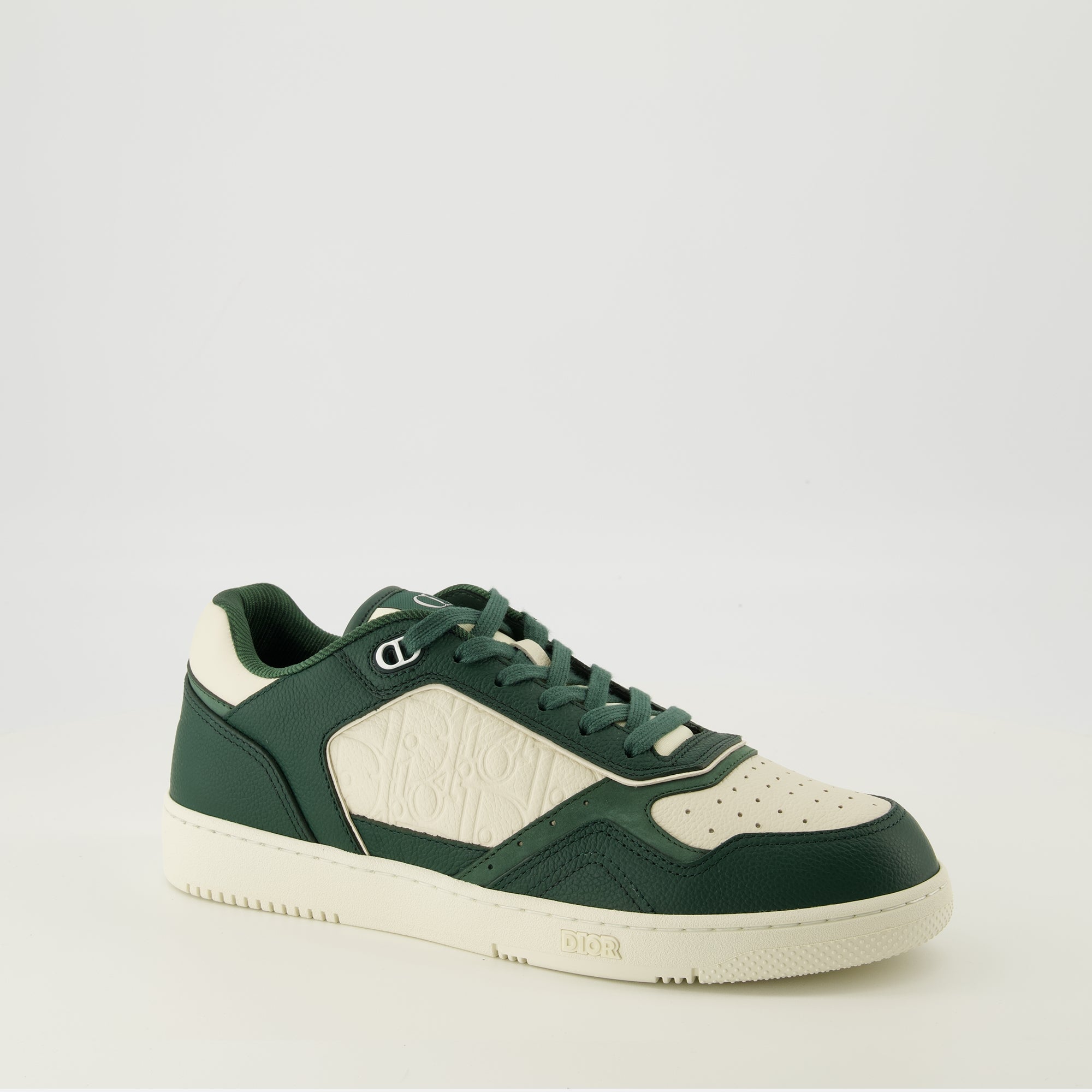Image de l'article Baskets B27 Uptown basse verte de la marque Dior pour Homme - Saison Printemps-Été 2026 - Vue trois quarts avant droite