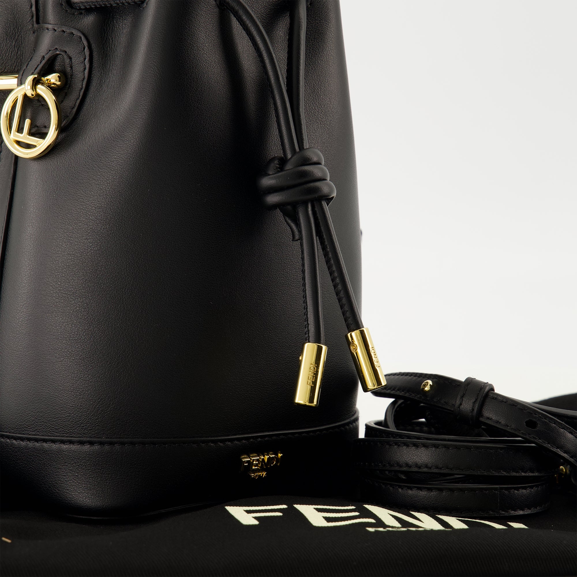 Image de l'article Sac seau Mon Trésor de la marque Fendi pour Femme - Saison Automne-Hiver 2025 - Vue détaillée_2