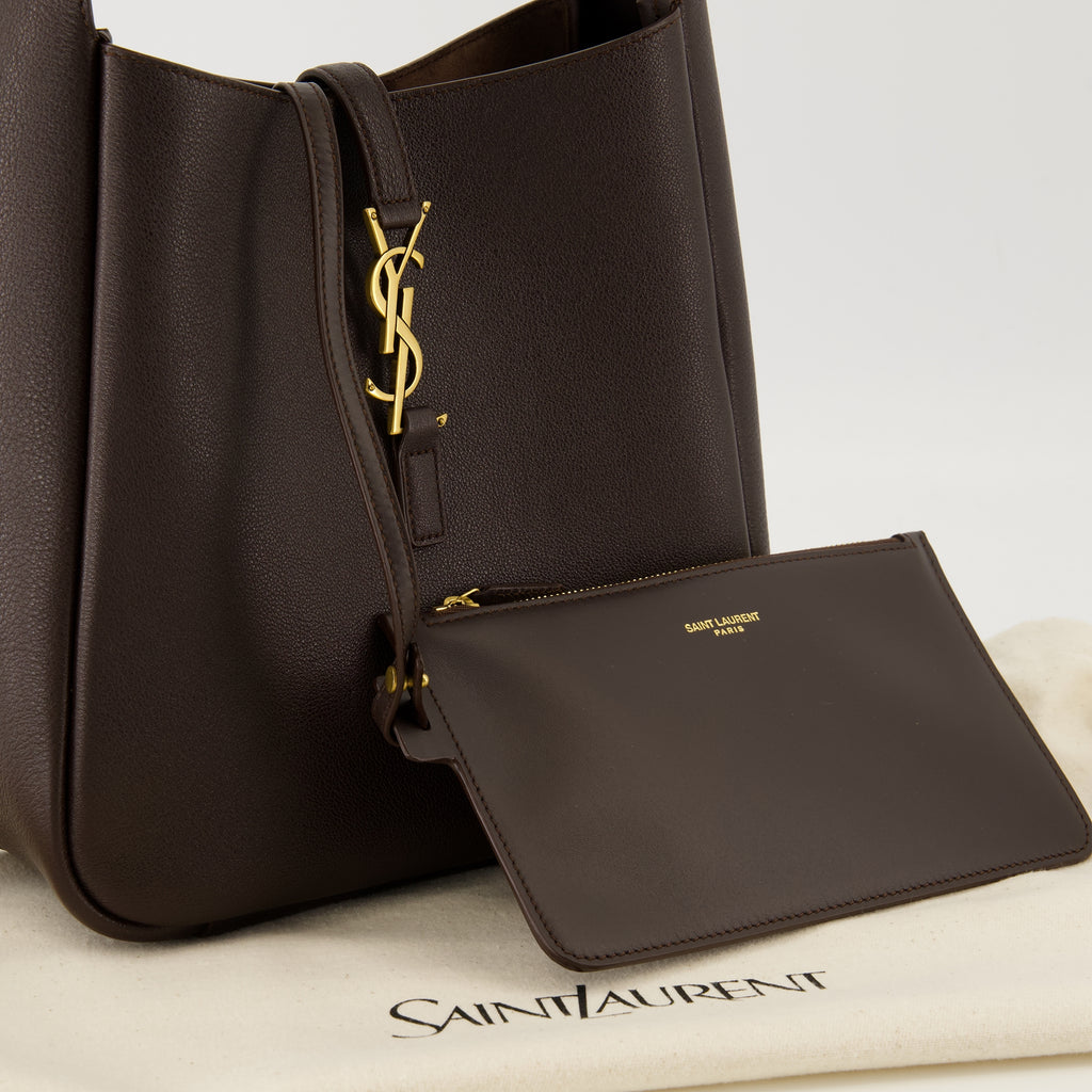 Bild des kleinen braunen Sac le 5 à 7 von Saint Laurent für Frauen - Frühjahr/Sommer 2026 - Detailansicht_2