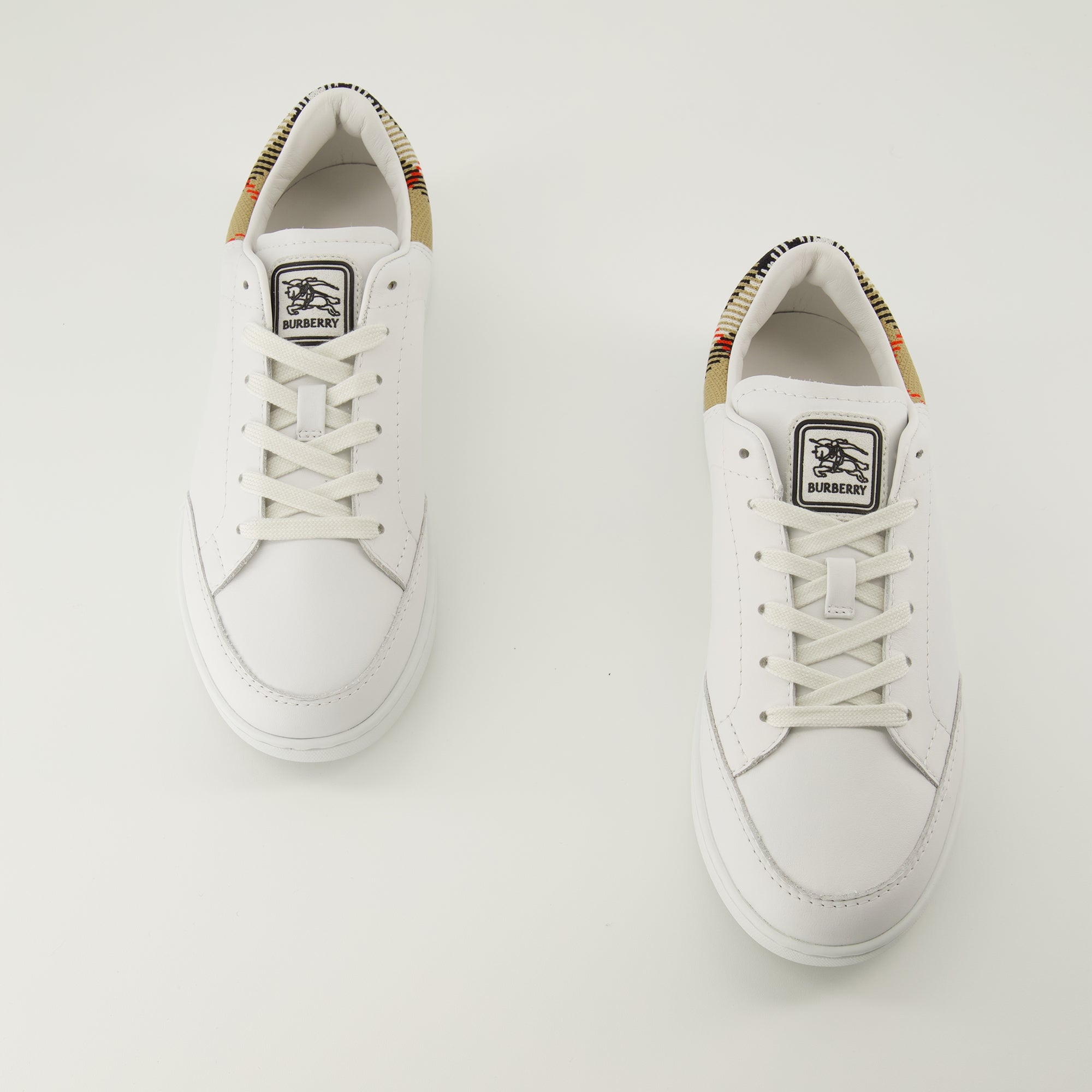 Image de l'article Baskets Set en cuir blanche de la marque Burberry pour Femme - Saison Printemps-Été 2026 - Vue de dessus paire de chaussure