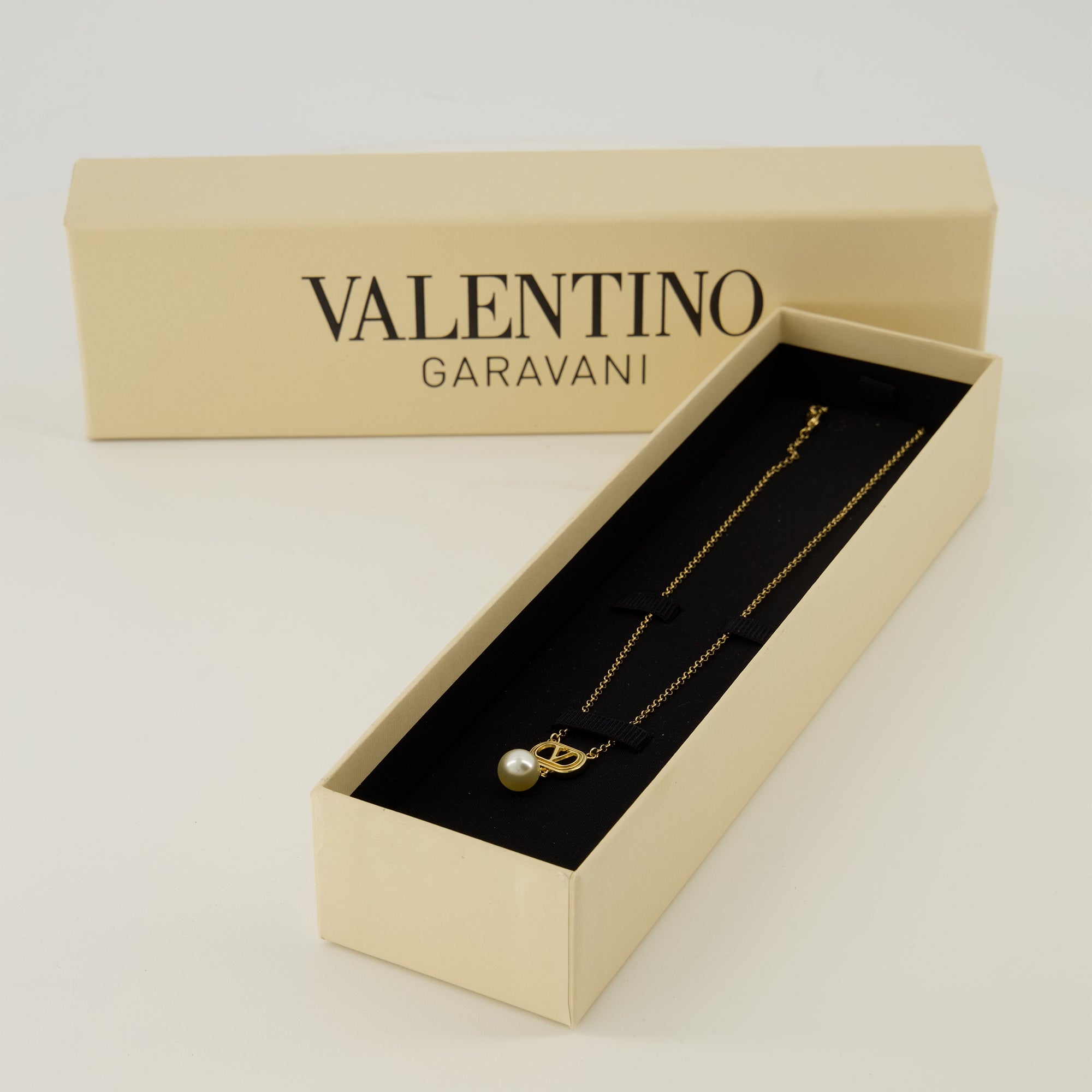 Image of the VLogo pearl necklace from the Valentino Garavani brand for Women - Autumn-Winter 2025 - Detailed View_3