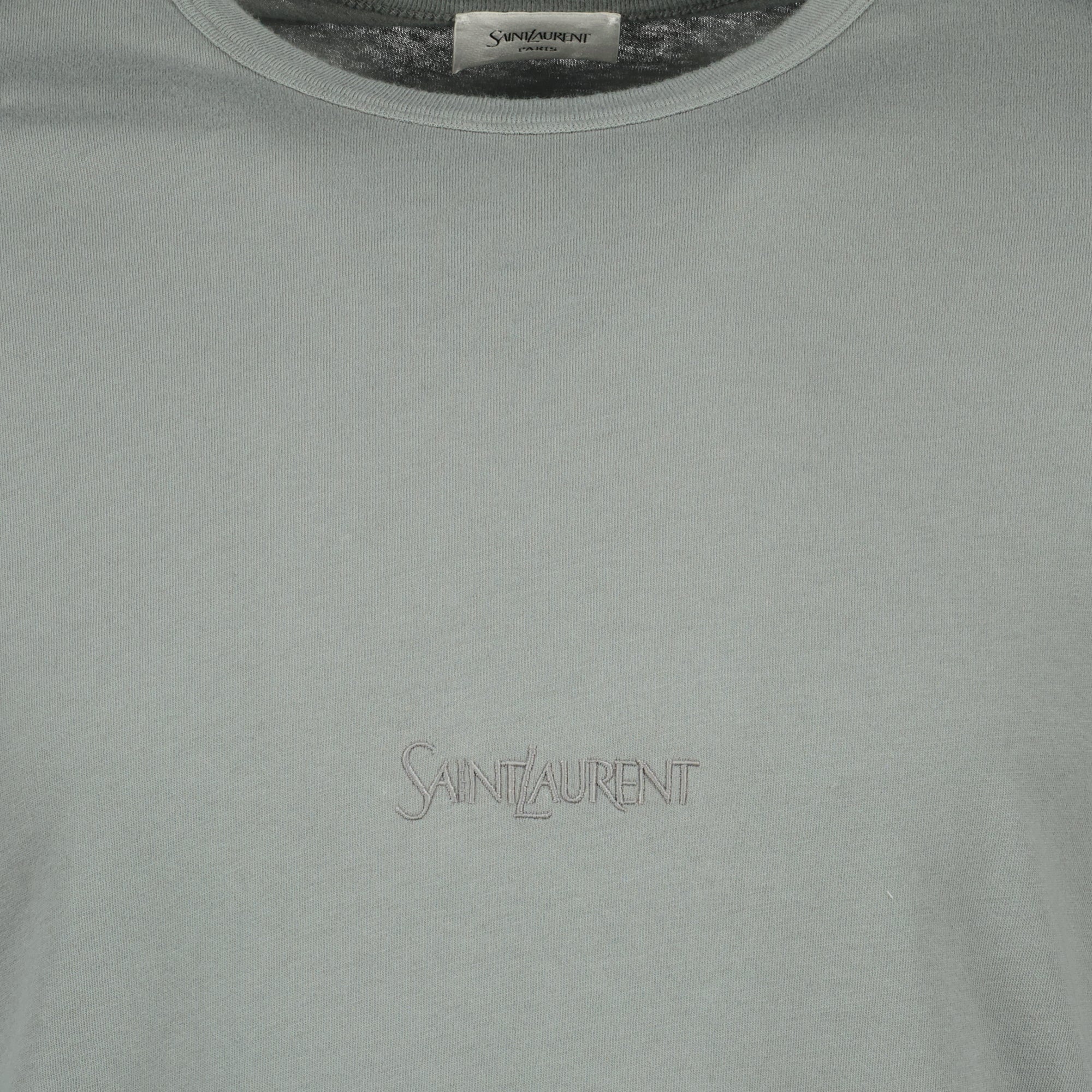 Imagen de la camiseta gris bordada de la marca Saint Laurent para Hombre - Temporada Otoño-Invierno 2025 - Vista Detallada_2