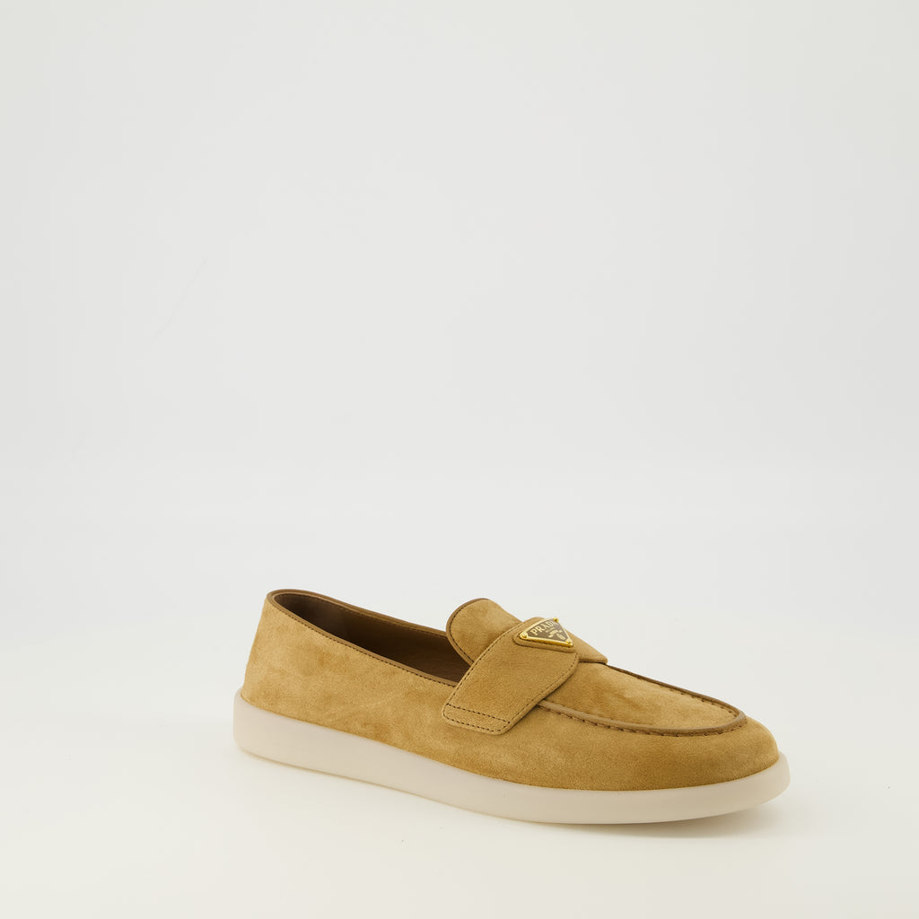 プラダのブラウンスエードレザーのローファーの画像 - 2026年春夏シーズン - 前右の三分の一のビュー