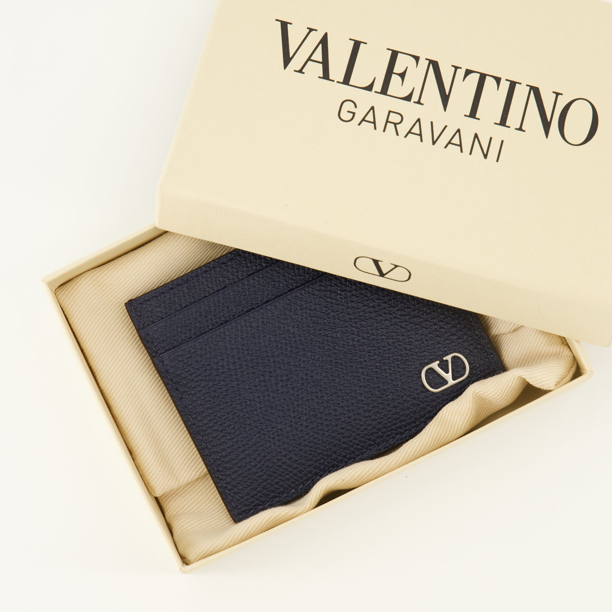 Image de l'article Porte-cartes Vlogo bleu marine de la marque Valentino Garavani pour Homme - Saison Printemps-Été 2026 - Vue détaillée_3