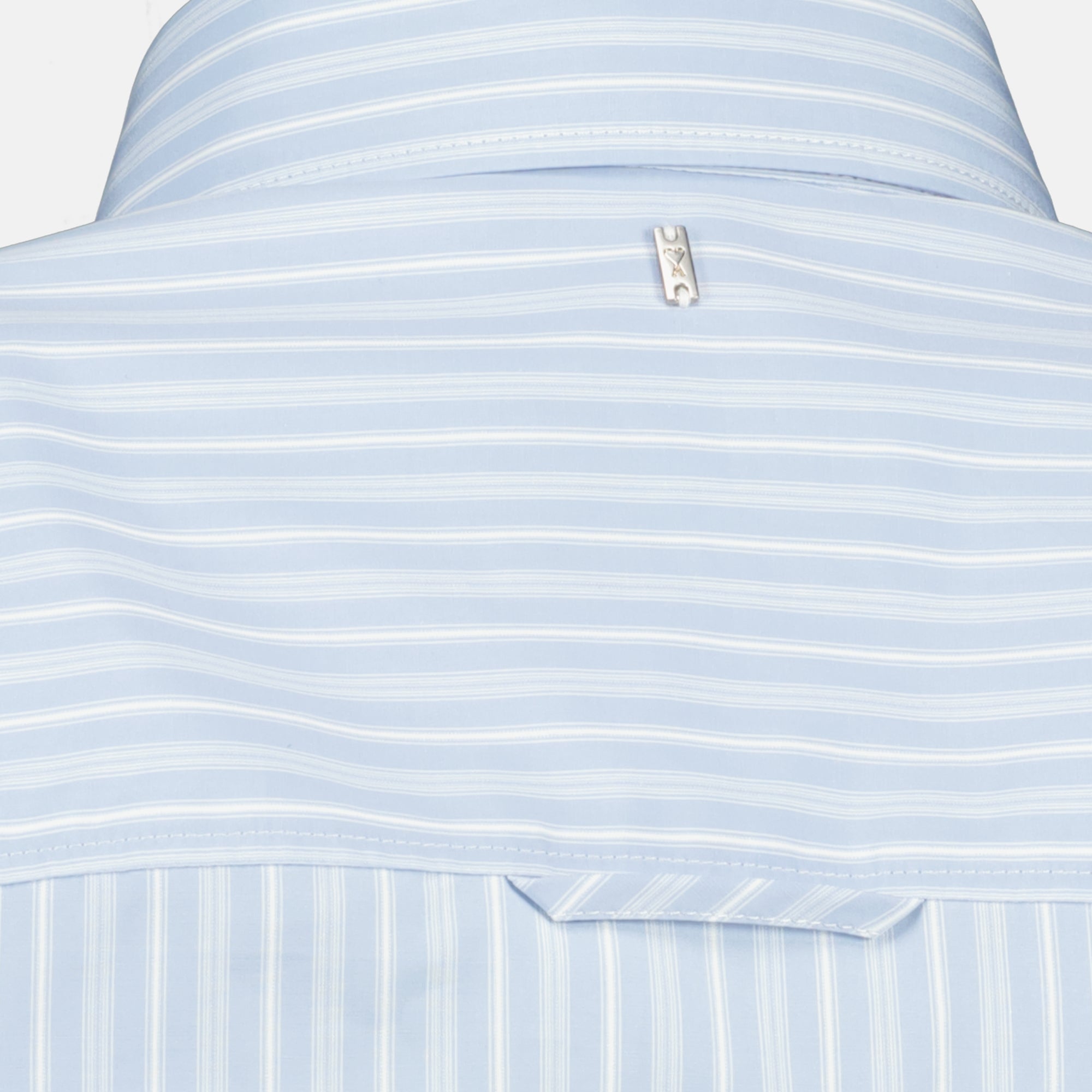 Image de l'article Chemise Jabot bleu ajustée de la marque Ami PARIS pour Femme - Saison Printemps-Été 2026 - Vue détaillée_2