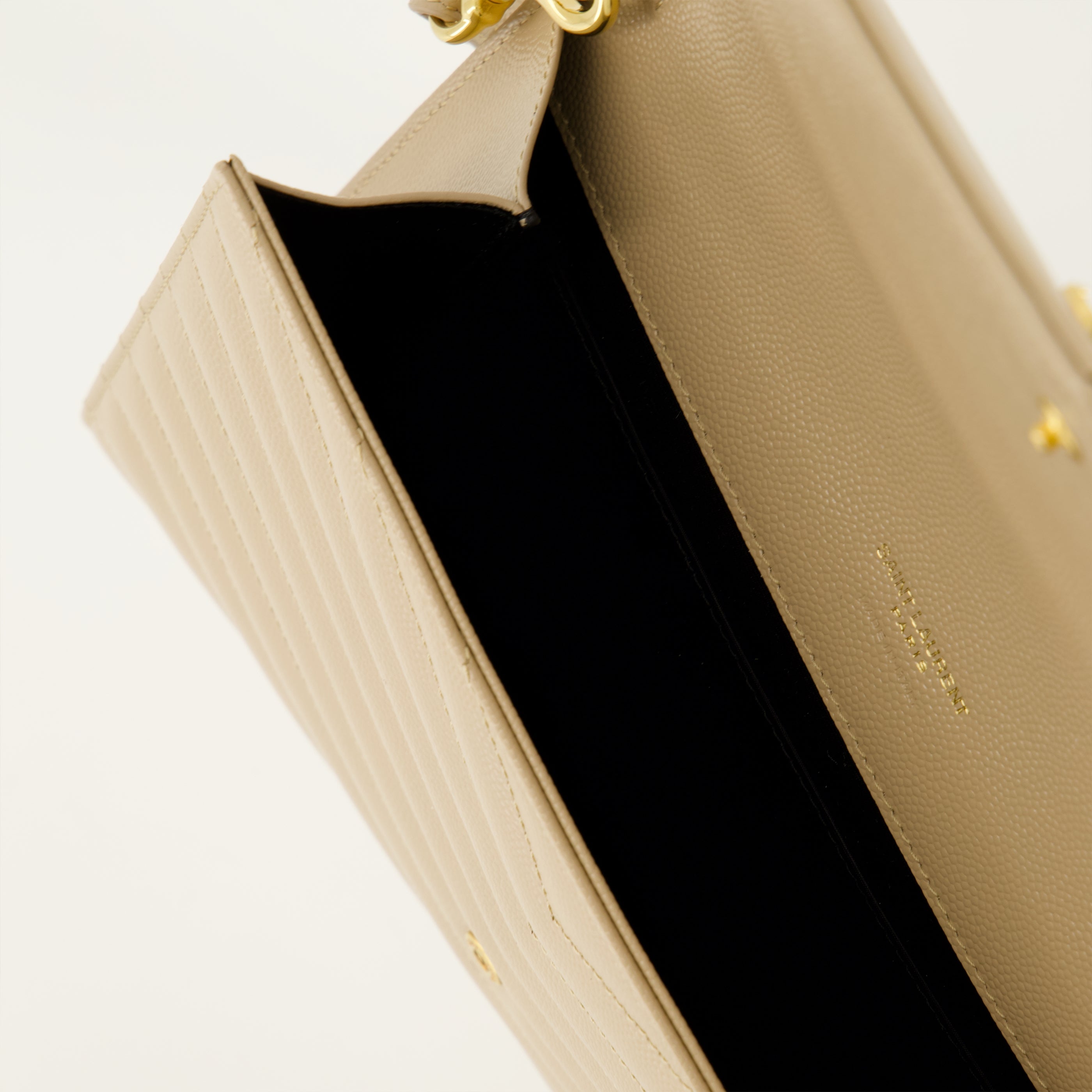 Imagem da bolsa envelope Cassandre em couro bege da marca Saint Laurent para senhora - Coleção Primavera-Verão 2026 - Vista detalhada_3