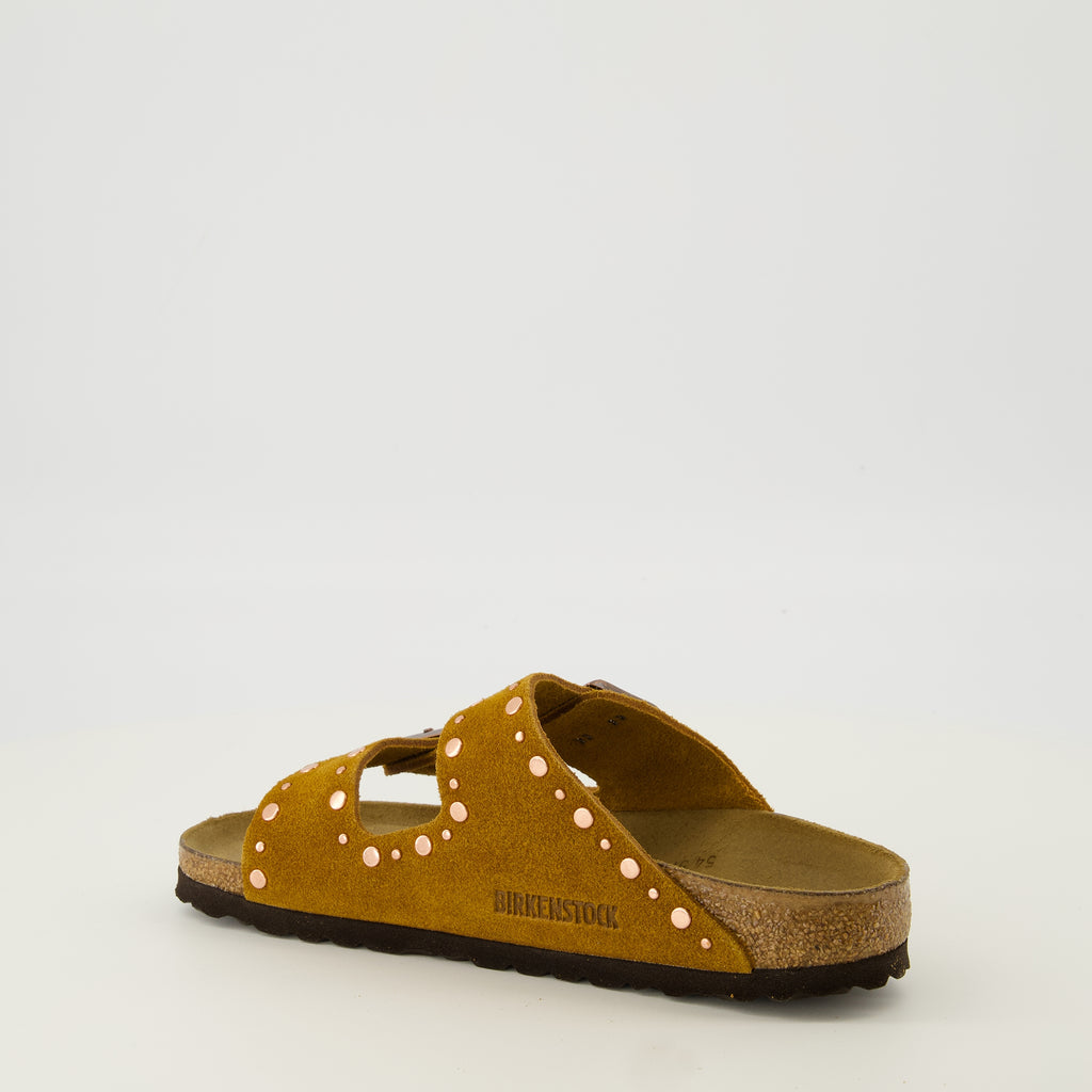 Imagem das Sandálias Arizona Rivet marrons da marca Birkenstock para Mulheres - Temporada Primavera-Verão 2026 - Vista três quartos traseira direita