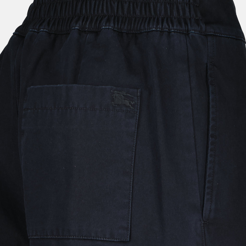 Imagen del pantalón de gabardina para hombre de Burberry - Temporada Otoño-Invierno 2025 - Vista Detallada_1