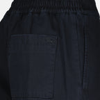 Imagen del pantalón de gabardina para hombre de Burberry - Temporada Otoño-Invierno 2025 - Vista Detallada_1