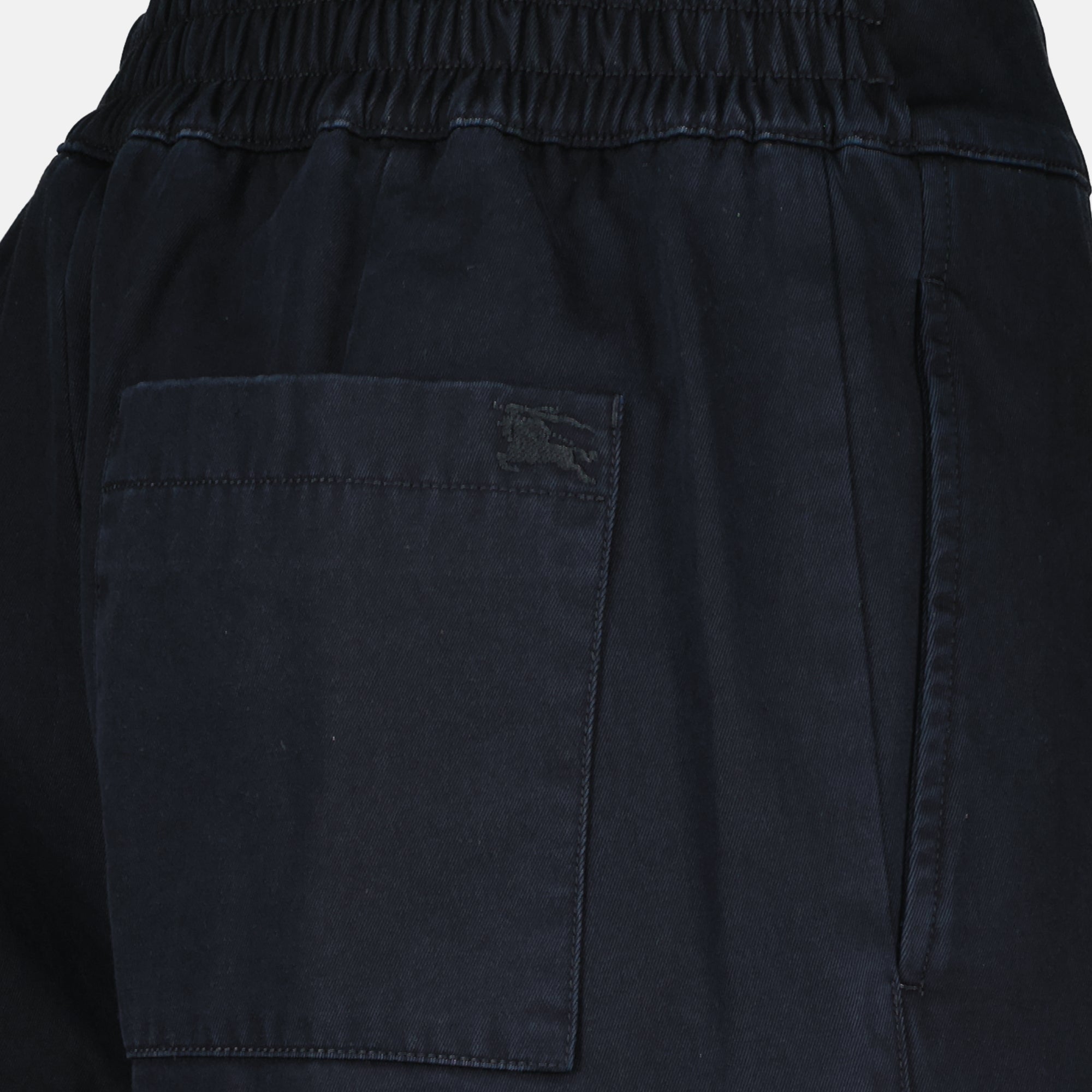 Imagen del pantalón de gabardina para hombre de Burberry - Temporada Otoño-Invierno 2025 - Vista Detallada_1