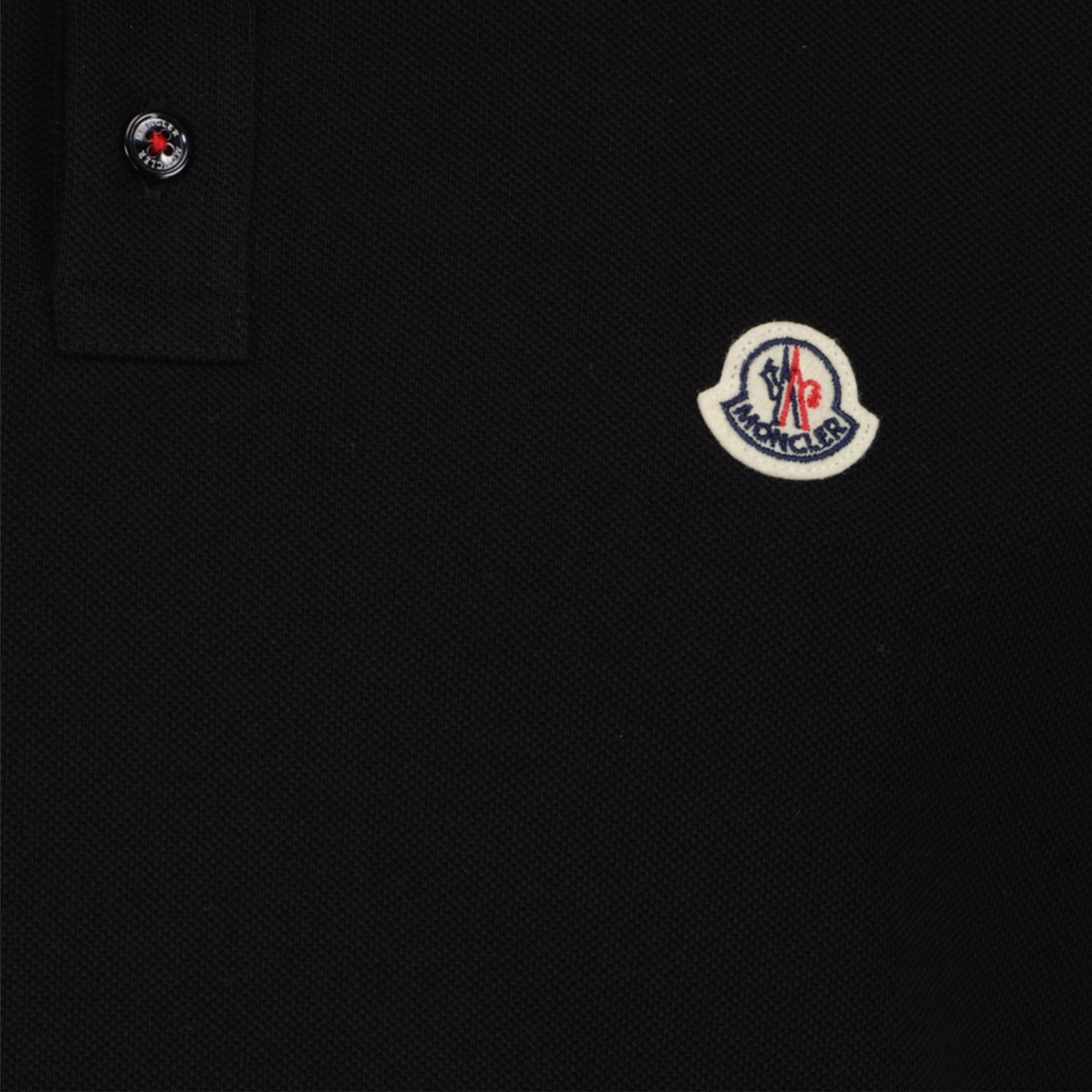 Imagen del polo de algodón negro con logo de Moncler para hombre - Temporada Primavera-Verano 2026 - Vista Detallada_1