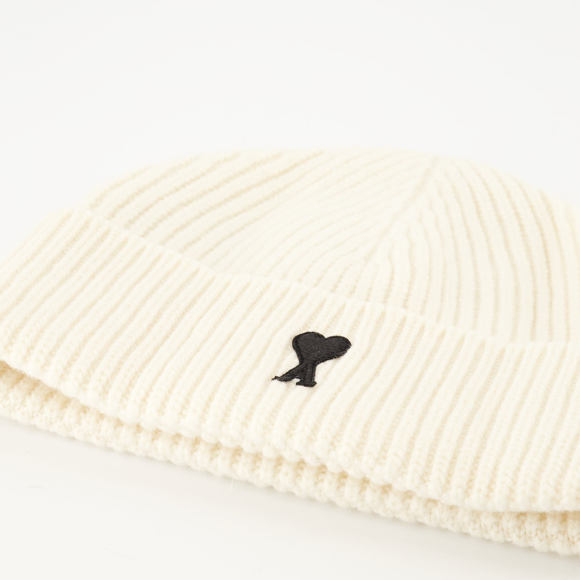 Image of the Ami Heart Beanie from the brand Ami PARIS for Unisex - Autumn-Winter Season 2025 - Detailed View_2