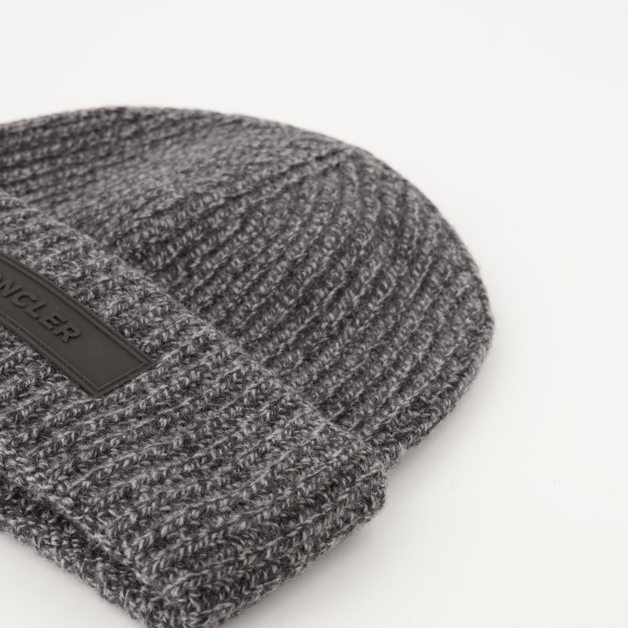 Image of the Moncler Men's Wool and Cashmere Beanie - Autumn-Winter 2025 - Detailed View_3
