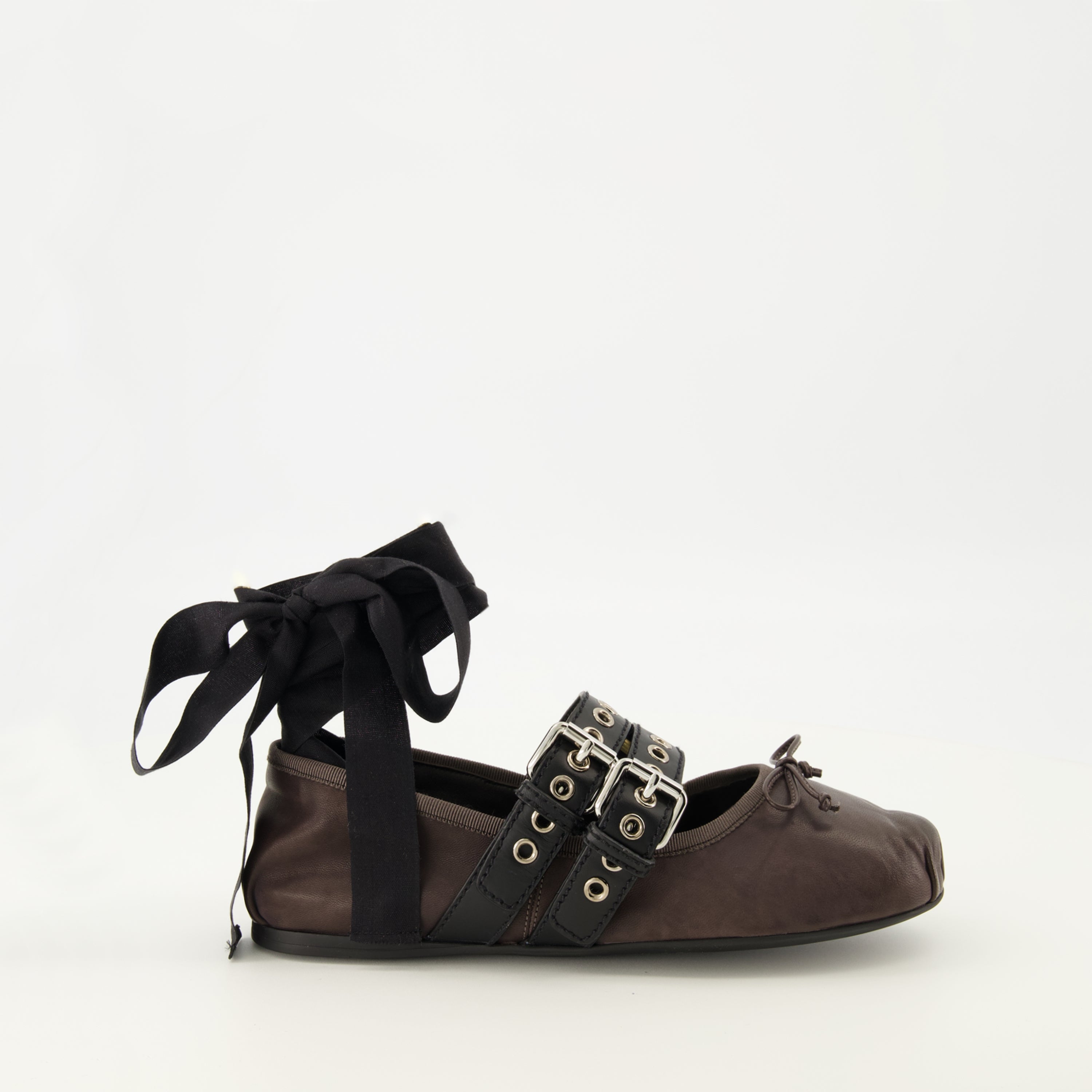 Image de l'article Ballerines à brides en cuir et laçage de la marque Miu Miu pour Femme - Saison Printemps-Été 2026 - Vue latérale droite