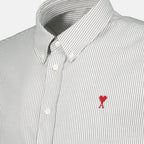 Imagen de la camisa blanca a rayas Ami corazón de la marca Ami PARIS para Unisex - Temporada Otoño-Invierno 2025 - Vista Detallada_1