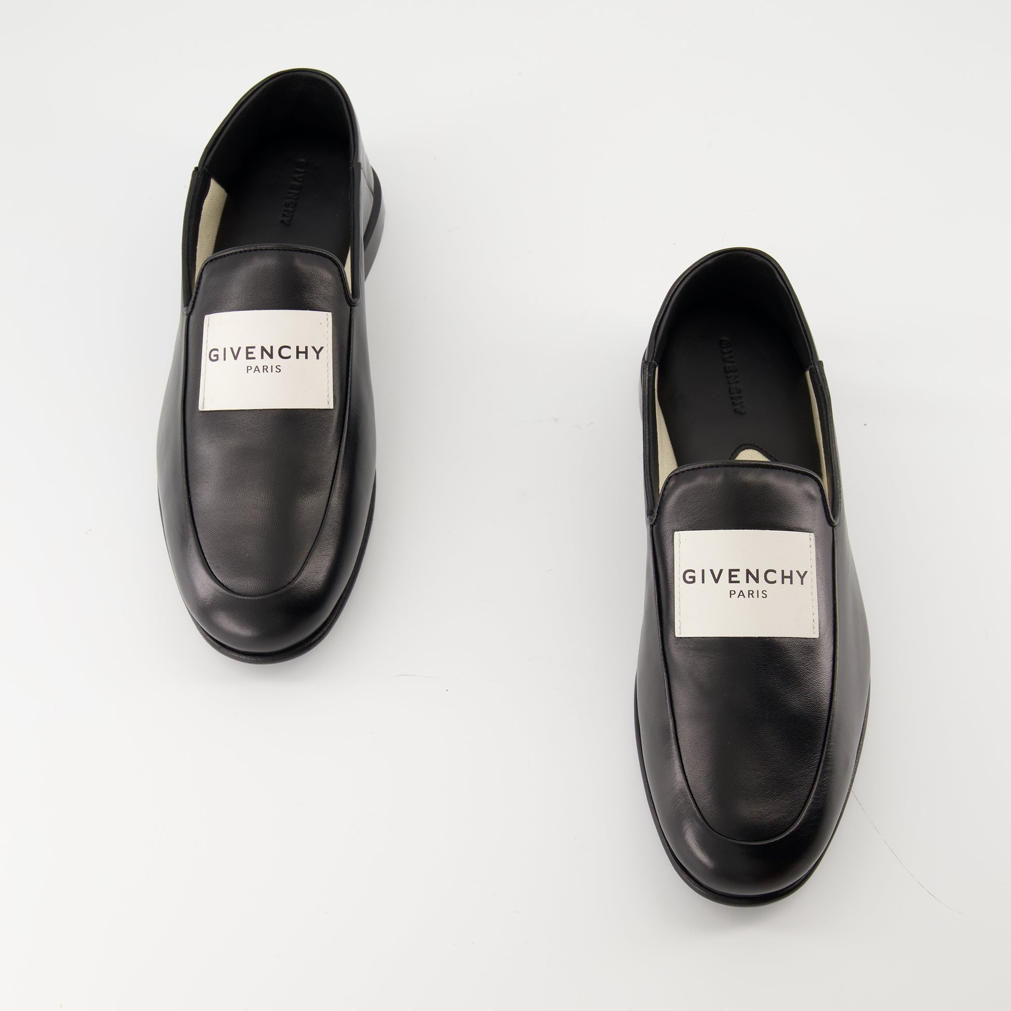 Image de l'article Mocassins Label de la marque Givenchy pour Homme - Saison Automne-Hiver 2025 - Vue de dessus paire de chaussure