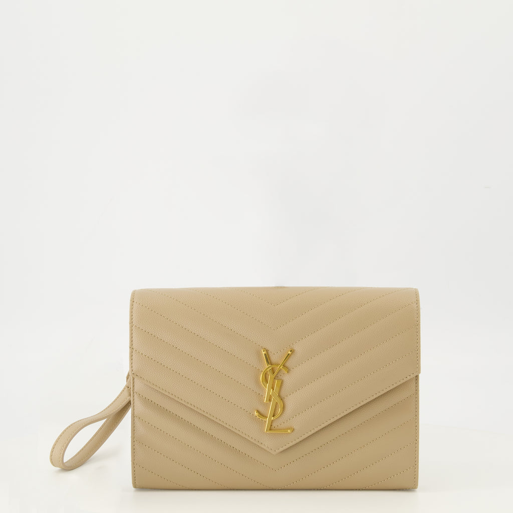 Imagen de la cartera de sobre Cassandre de cuero beige de la marca Saint Laurent para mujer - Temporada Primavera-Verano 2026 - Vista frontal