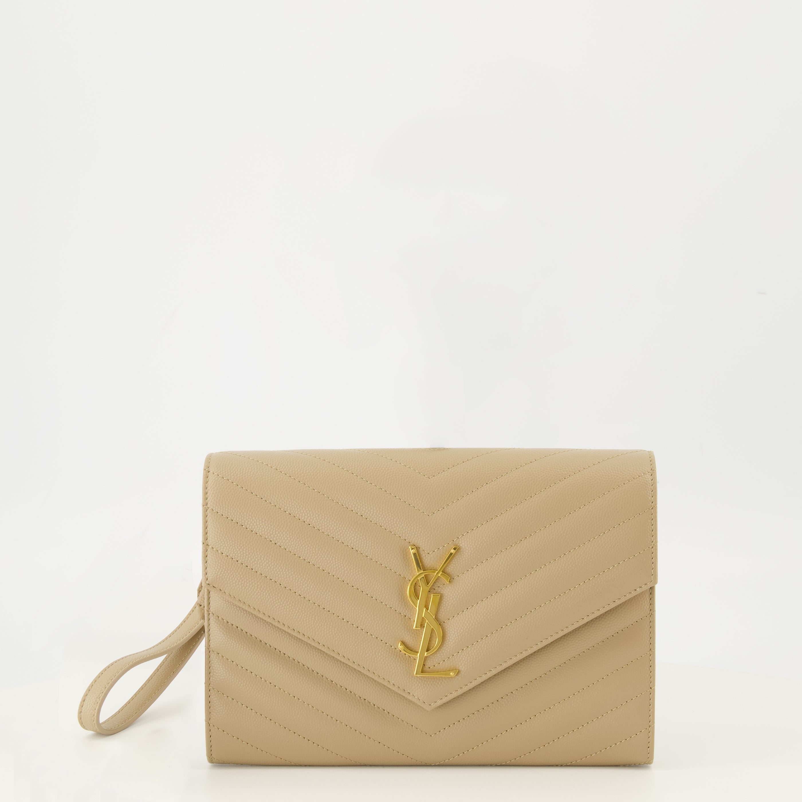 Imagem da bolsa envelope Cassandre em couro bege da marca Saint Laurent para senhora - Coleção Primavera-Verão 2026 - Vista frontal