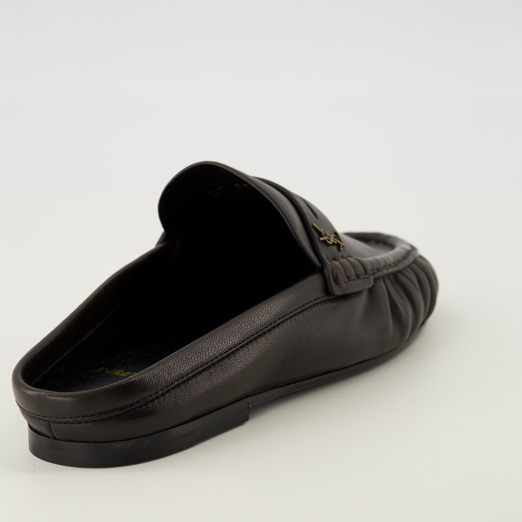 Imagem das mules loafers pretas da marca Saint Laurent para Senhora - Temporada Outono-Inverno 2025 - Vista traseira